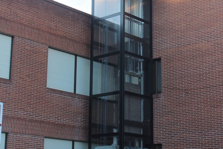 reforma exterior casa coin ascensor